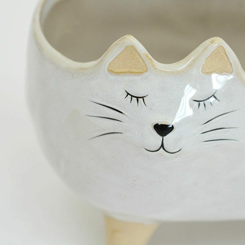 陶器でできたネコのプランターカバーです