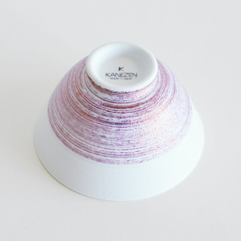 白地に生地に紫×金のラインを上絵で施した茶碗です