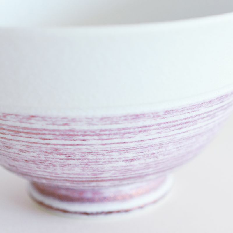 白地に生地に紫×金のラインを上絵で施した茶碗です