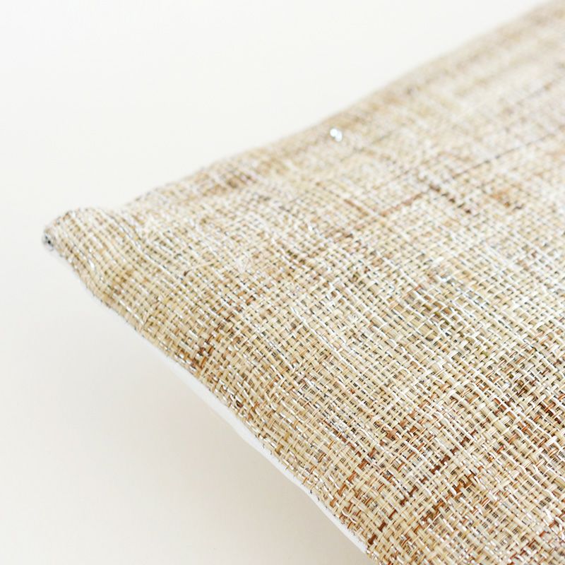 銀糸太布とは、ざっくりとした手織り麻に銀糸を織り込んだ、特別感のある生地です