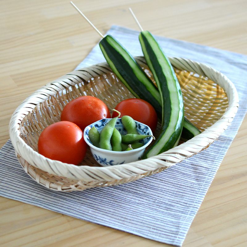 夏の野菜を盛るかごとして