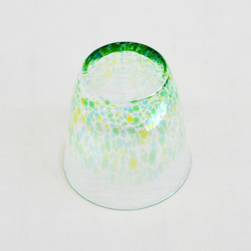 透明なガラスに鮮やかな緑が映えます