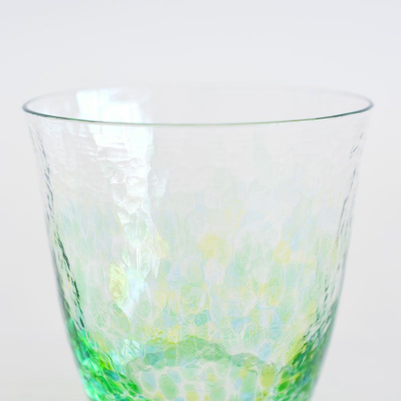 凹凸のあるガラスの表面にグラデーションが爽やかです