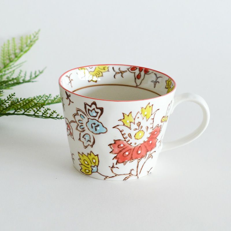 花柄デザインの白い陶器コップ（破損あり） そり返る