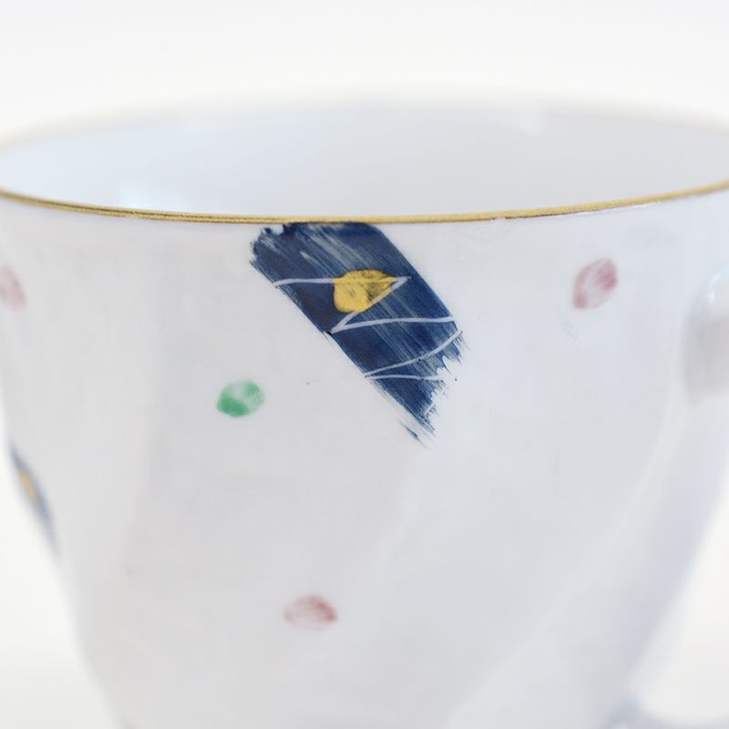 刷毛目パターンの中に金のドットがあしらわれています