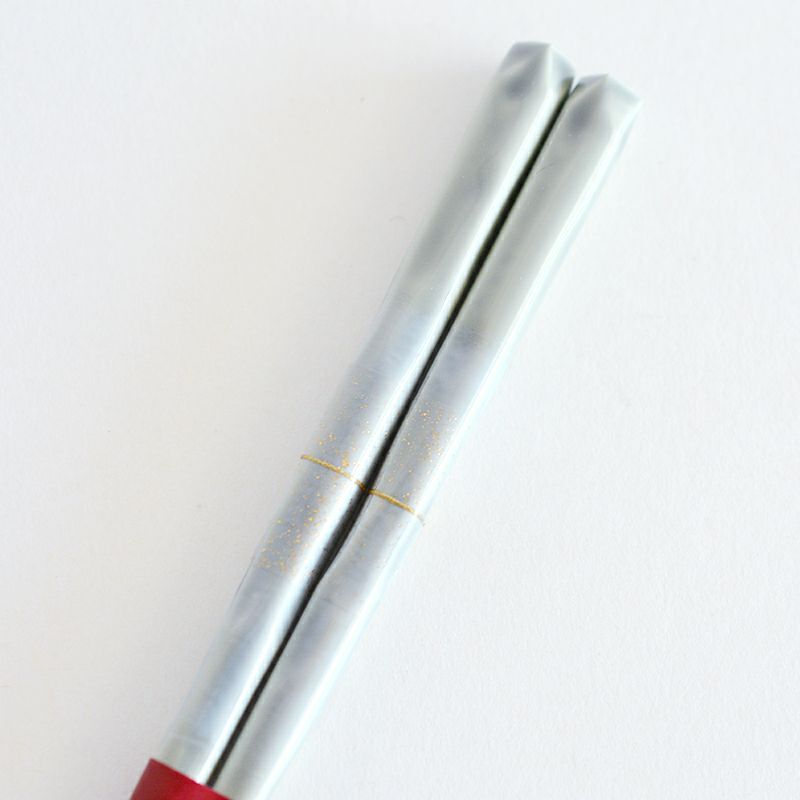 金の装飾が施された持ち代です