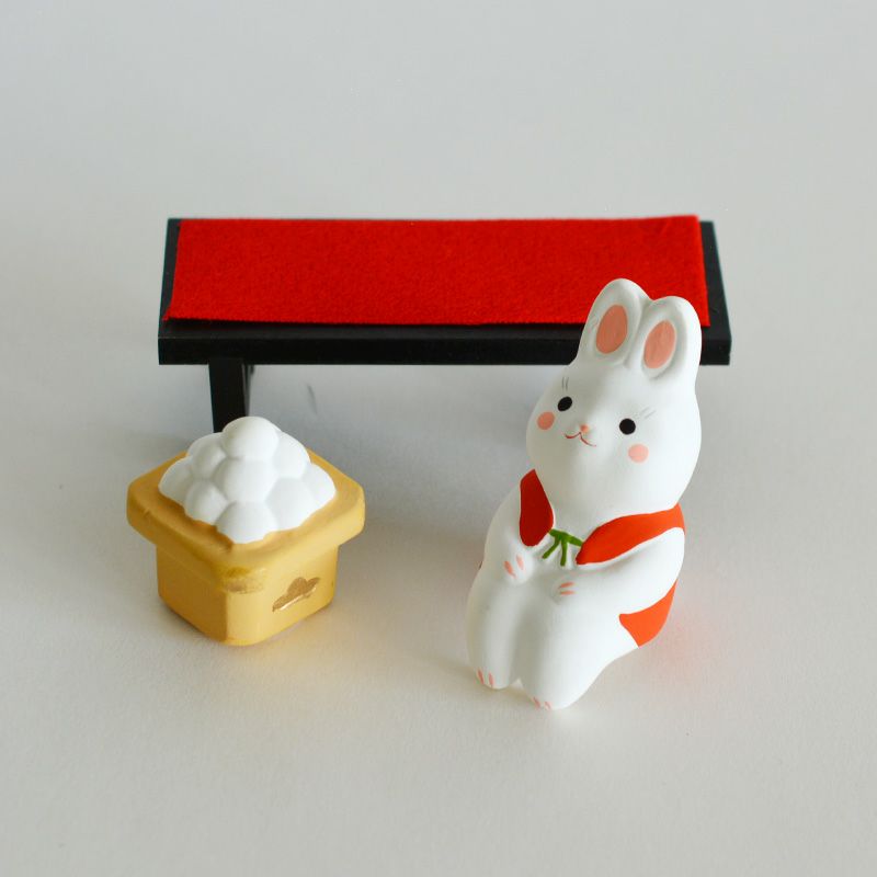 ちょこんとベンチに座ったうさぎがかわいい
