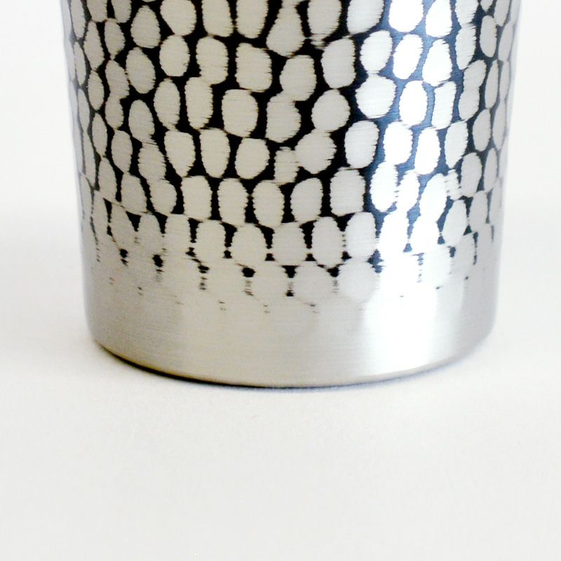 重厚感があり美しい錫の鎚目です