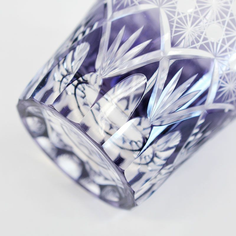 カットした面が透けて絵柄が重なり合うように見えます