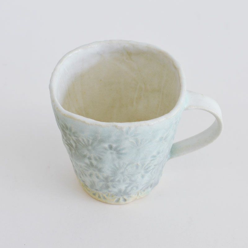 ラフに形どった温もりを感じるフォルムです