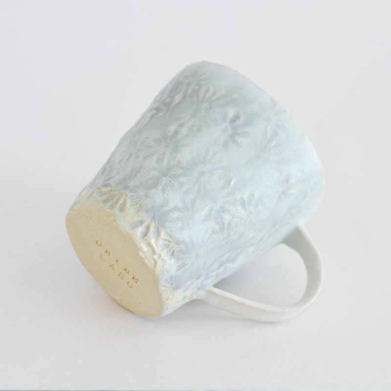 表面にうっすらと花のレリーフが施されています