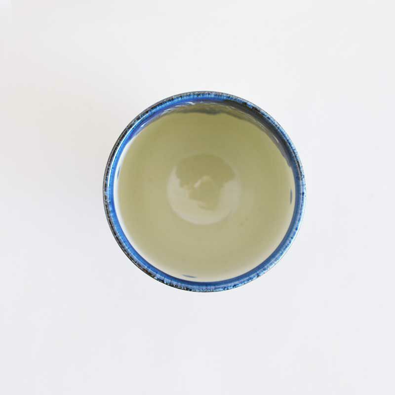 飲み口のラインが全体を引き締めます