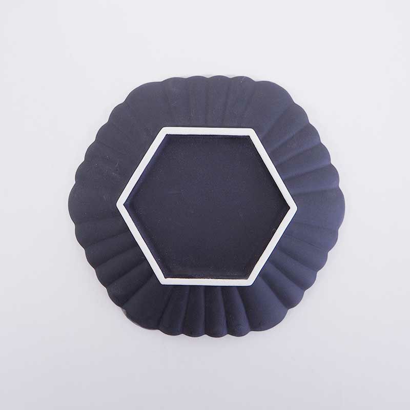 裏面はマットな釉薬が施されています