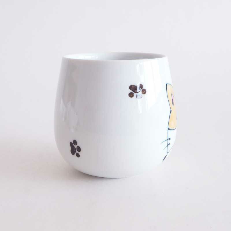 にゃんこの足跡が散りばめられています