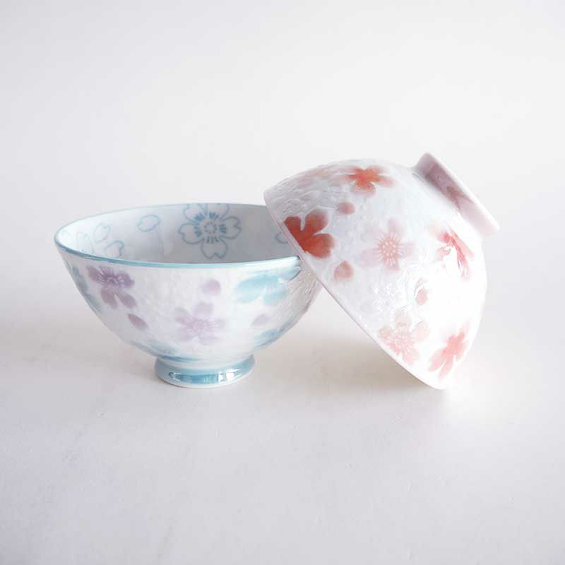 キラキラと輝く表面が特徴の飯碗です