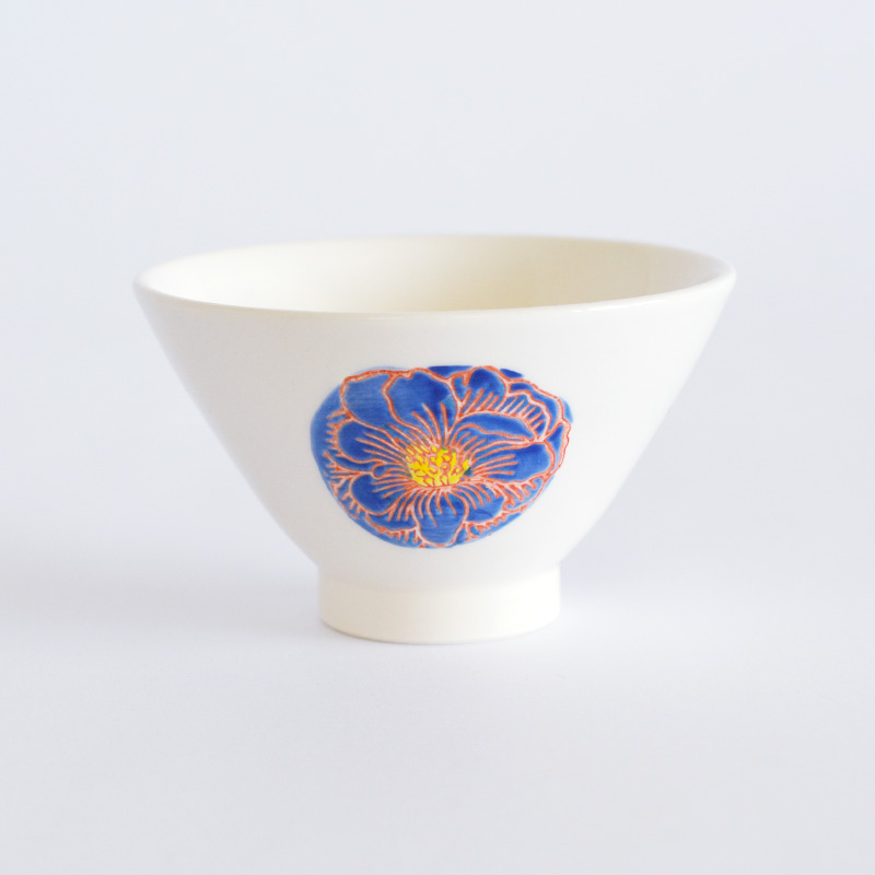 手作業で輪郭を彫り、色を流し込んだ立体感のある花柄です