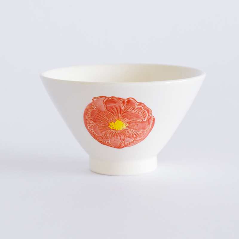 手作業で輪郭を彫り、色を流し込んだ立体感のある花柄です