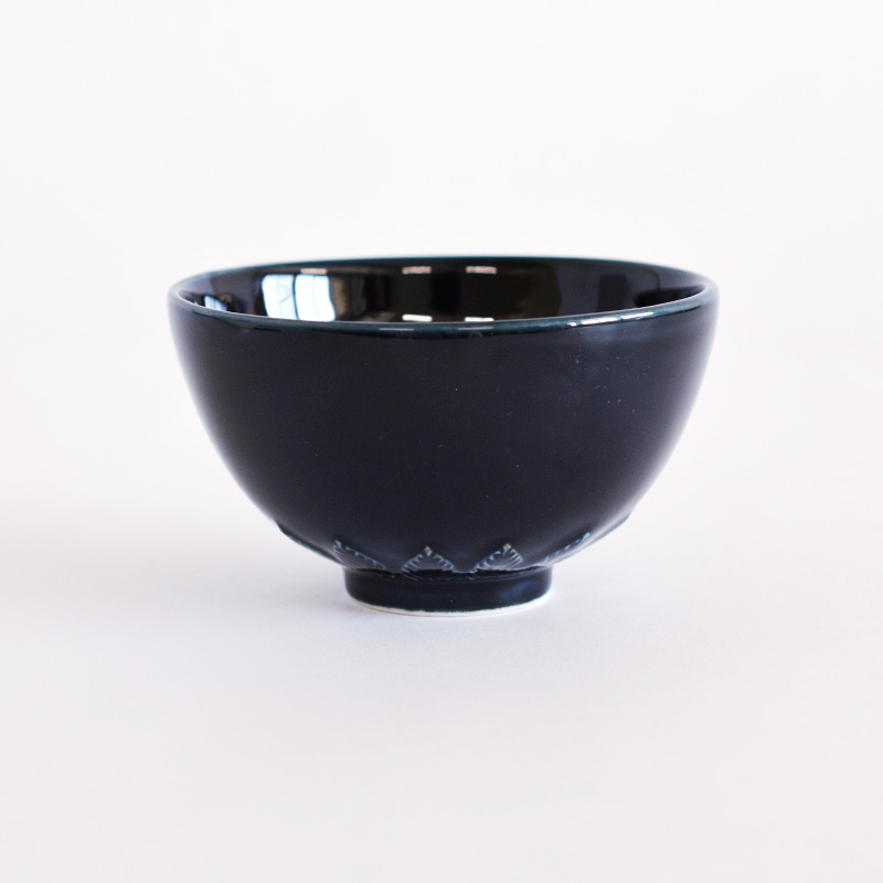 艶のある深い紺色の釉薬が美しい
