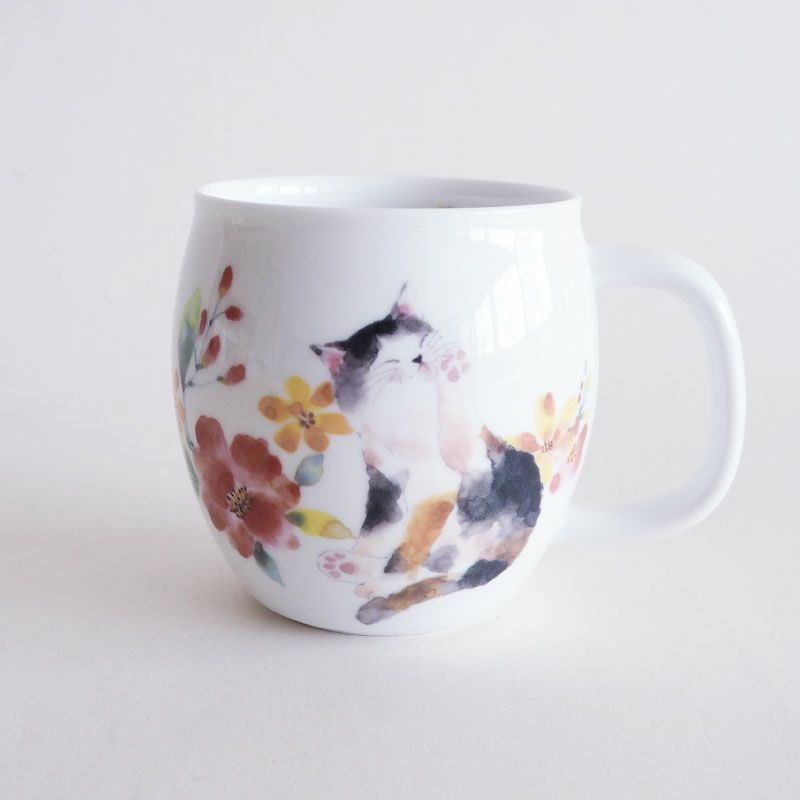 水彩画のタッチで描かれた花と猫