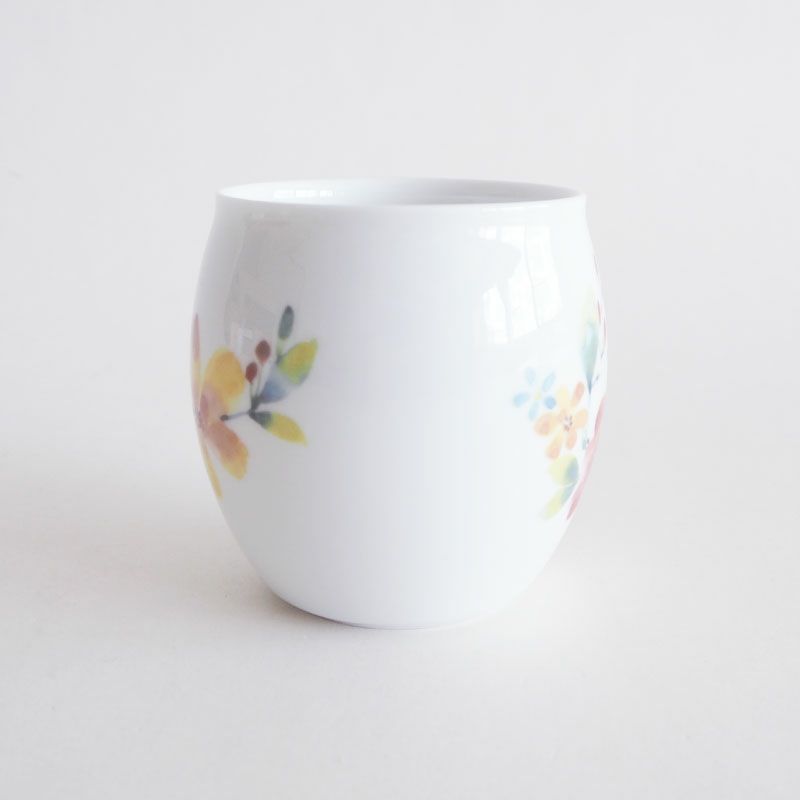 白磁に淡い色彩が映えます