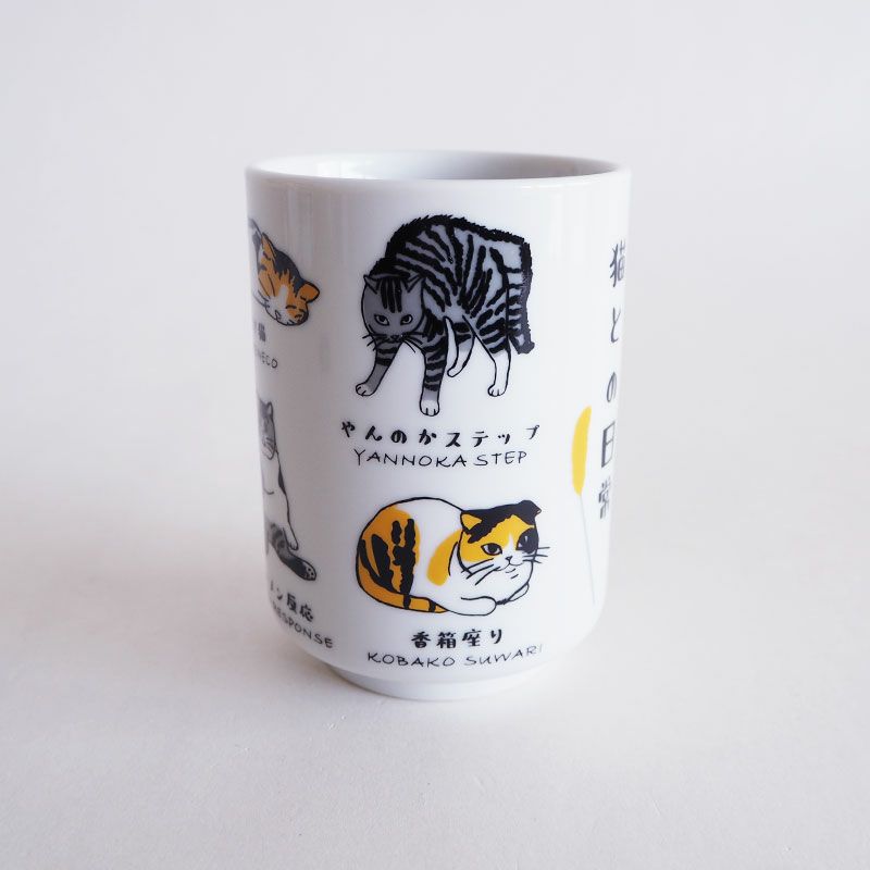 猫の一日を描いたユーモラスな湯呑です