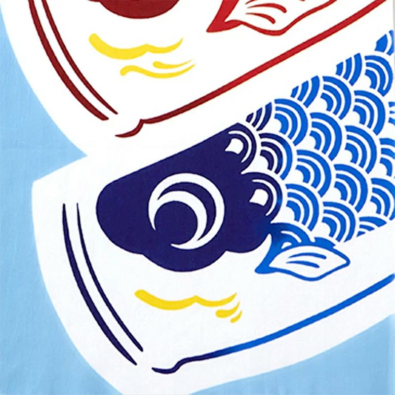 3匹の鯉が元気に泳いでいる景色を思わせます