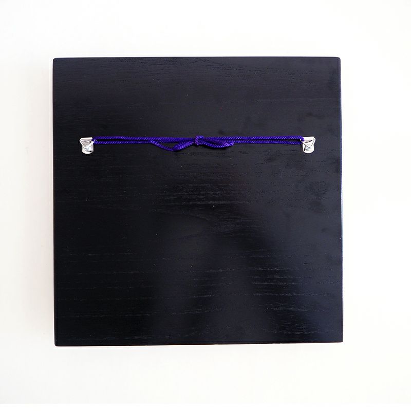 壁に掛けられる紐がついています