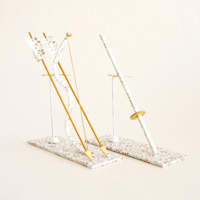 弓と剣が付いています