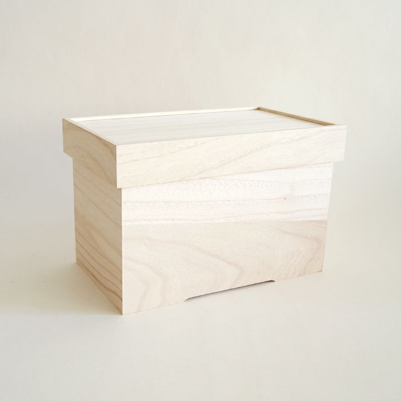 蓋つきの高級桐箱がついています