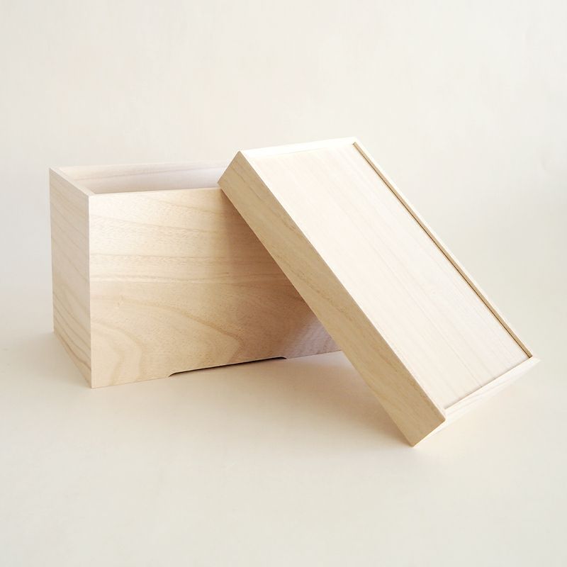 ディスプレイ台にもなる桐箱です