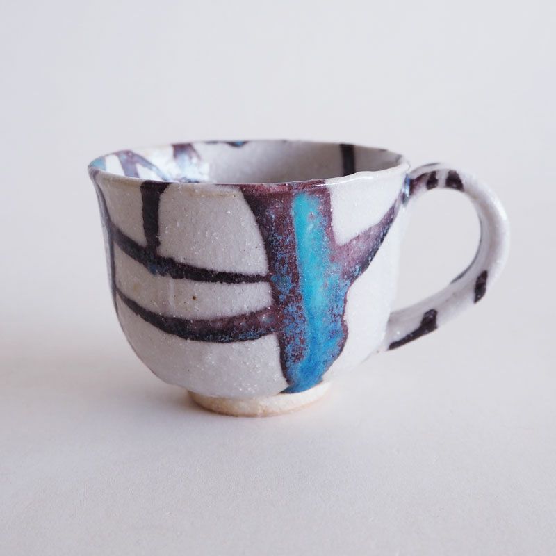 コバルトブルーのラインが印象的な碗です