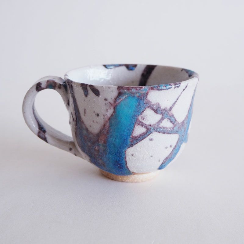 大胆に釉薬を掛けた模様が印象的です