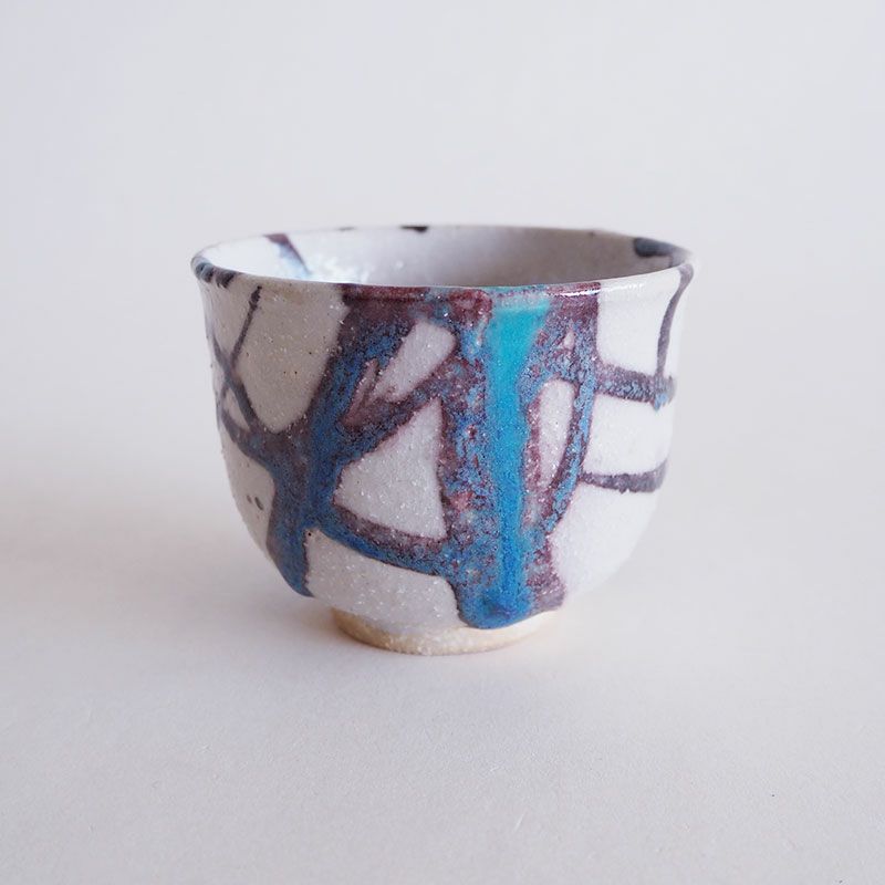 大胆に釉薬を掛けた模様が印象的です