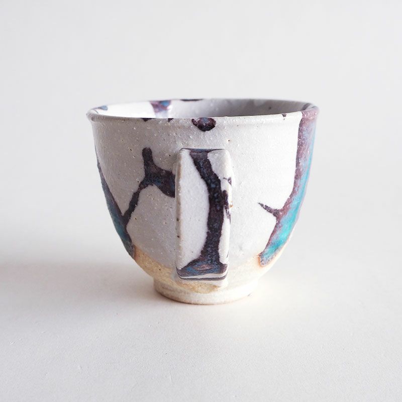 コバルトブルーのラインが印象的なマグです