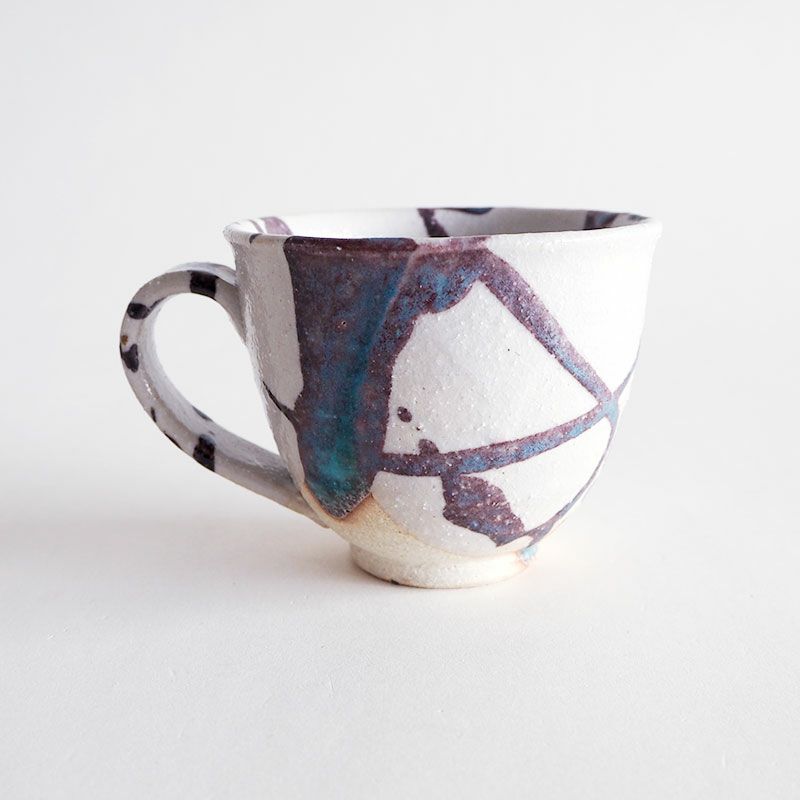 手作りの温もりを感じるマグカップです