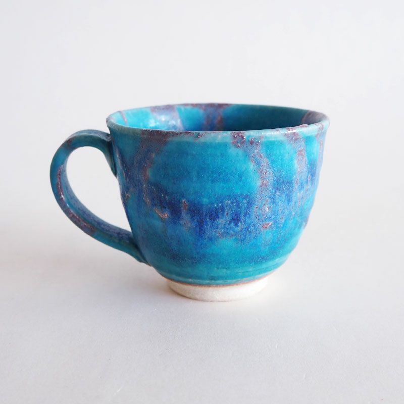 マットなターコイズブルーの釉薬が印象的です