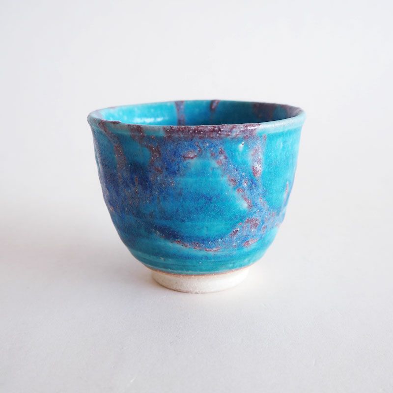 マットなターコイズブルーの釉薬が印象的です