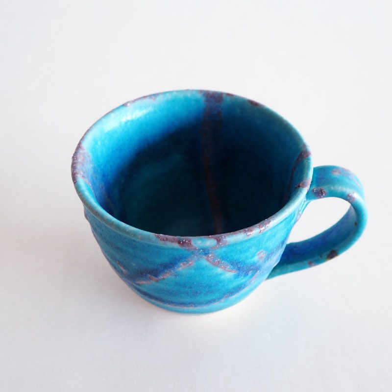 内側にも釉薬が掛かり統一感のあるデザインです