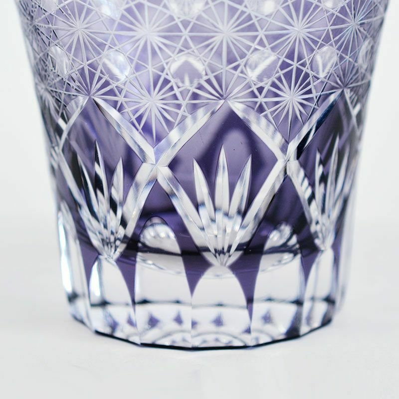 カットした面が透けてバイオレットのガラスとのコントラストが美しい