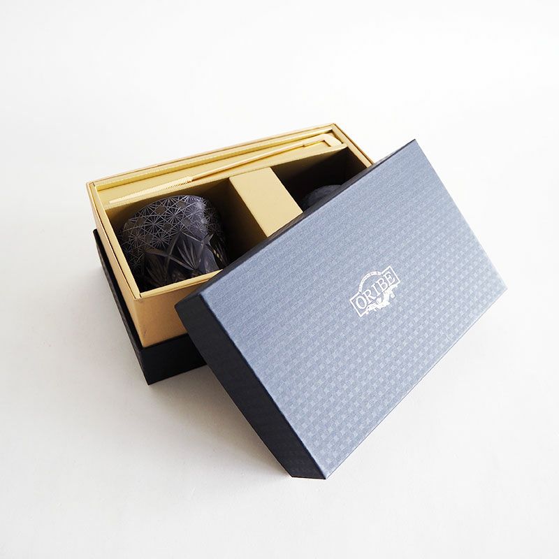 中が金の豪華な化粧箱に入っています