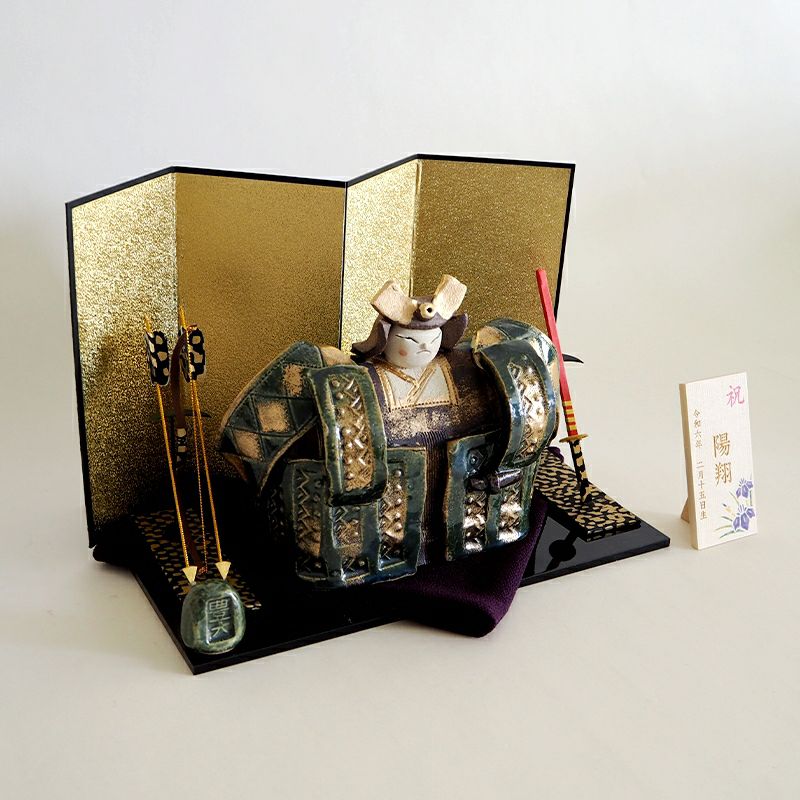 武者人形の両脇に弓と矢を飾ります