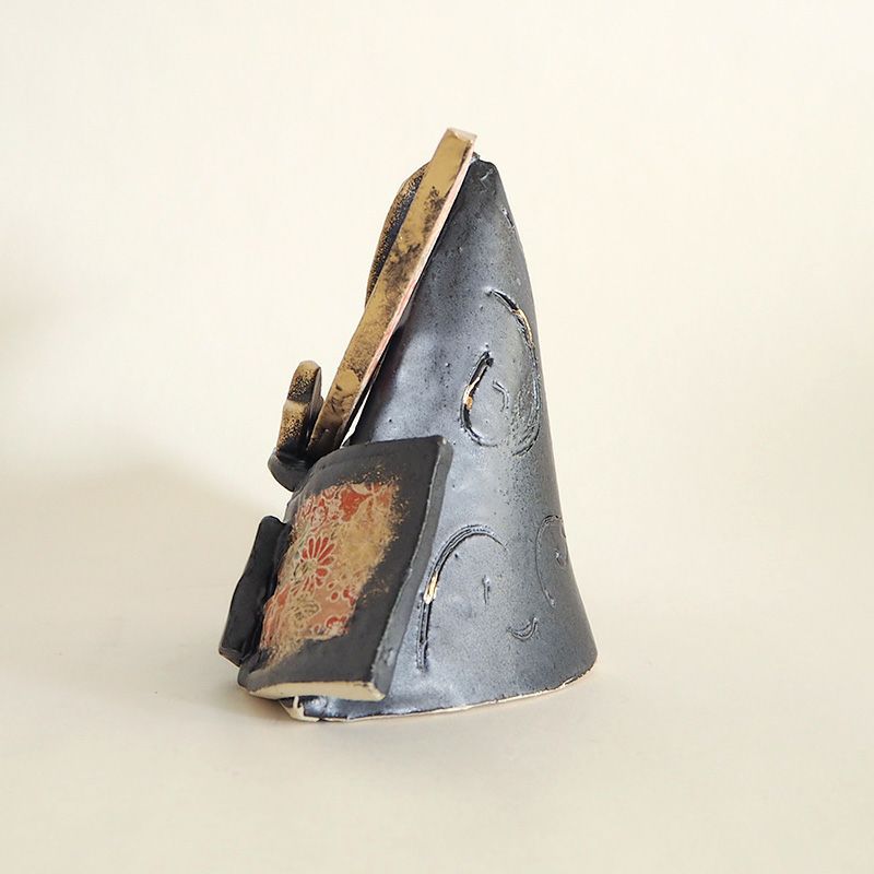 型を使わずたたらという技法でつくられています