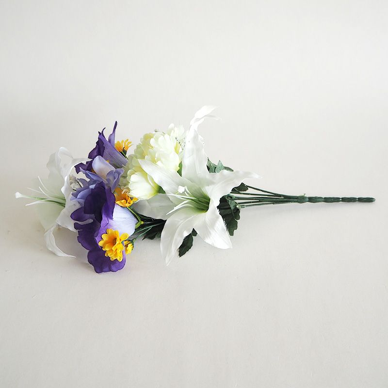 お手入れ不要でいつでもきれいなお花をお供えしておけます