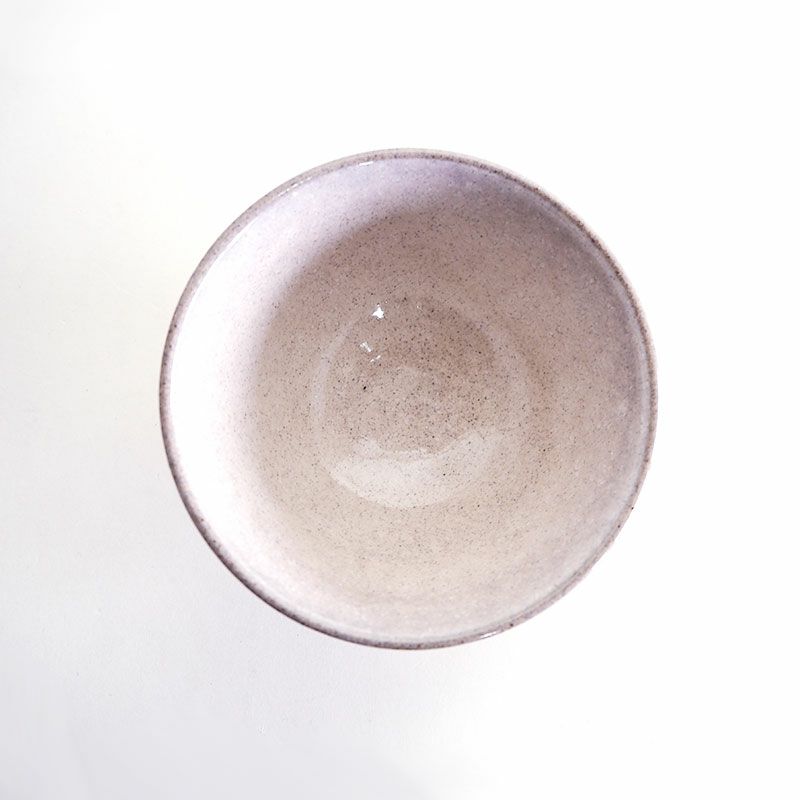 粉を吹いた様な趣のある表面は粉引の技法によるものです