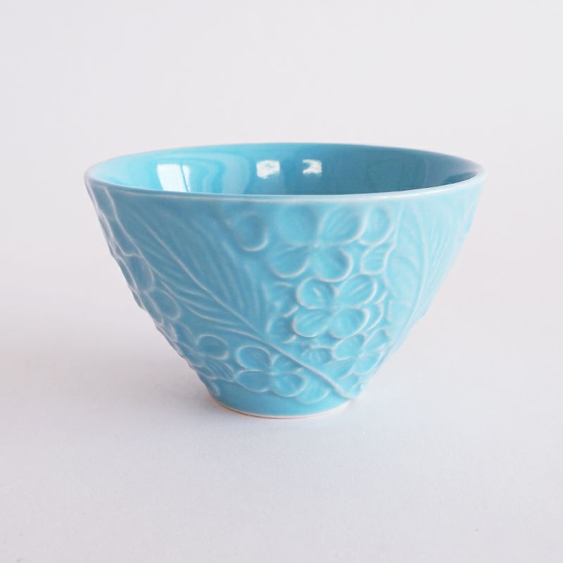 モダンな形状の茶碗です