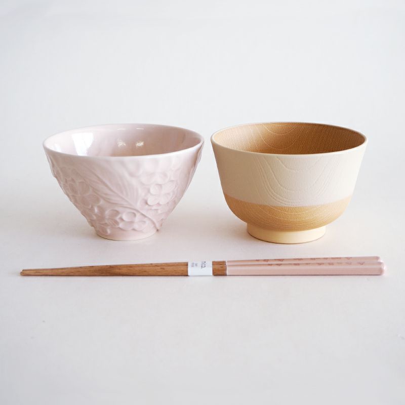 花彫り茶碗と汁椀 、箸のセットです