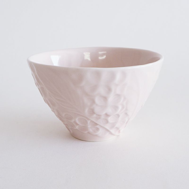 細部まで彫られたレリーフが美しい茶碗です