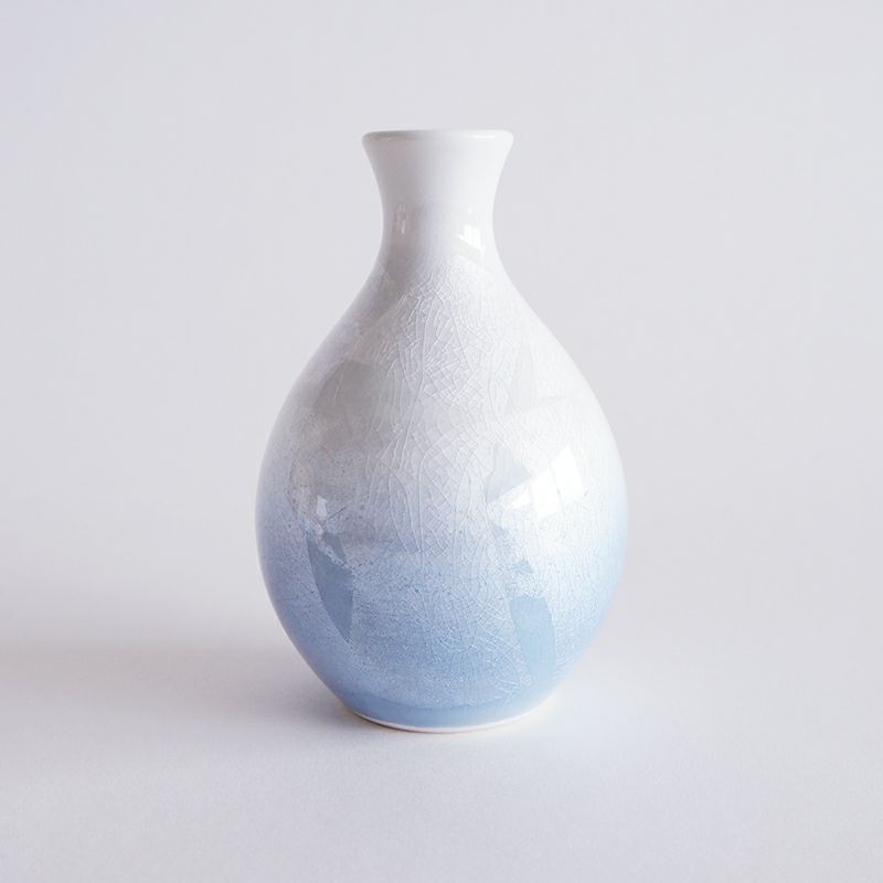 ガラス質の釉薬が映える美しいフォルムです