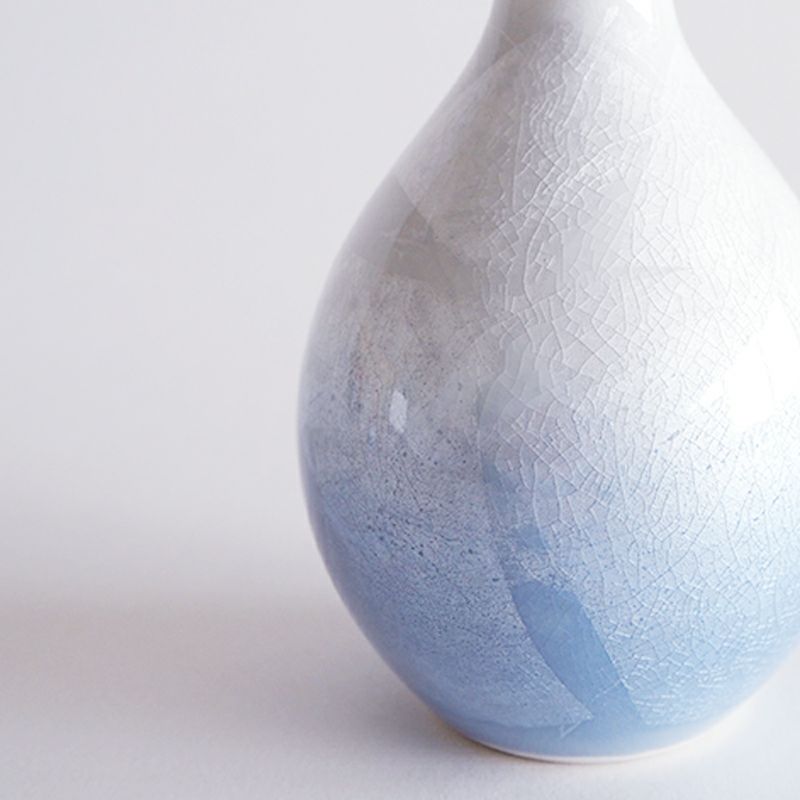 銀箔を貼り付けた上に釉薬を塗り焼き上げます