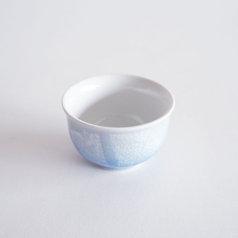 白地に映える銀彩です